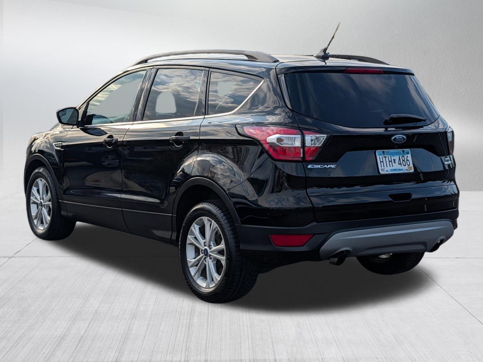 Used 2018 Shadow Black Ford SE image 5