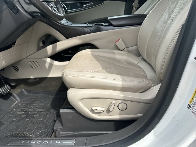 Used 2020 White Lincoln Reserve image 13