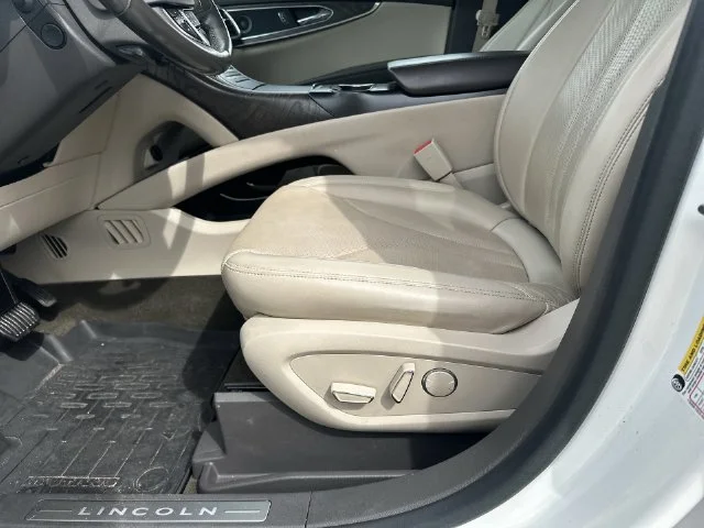 Used 2020 White Lincoln Reserve image 13