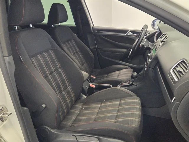 Used 2014 White Volkswagen Wolfsburg Edition image 17