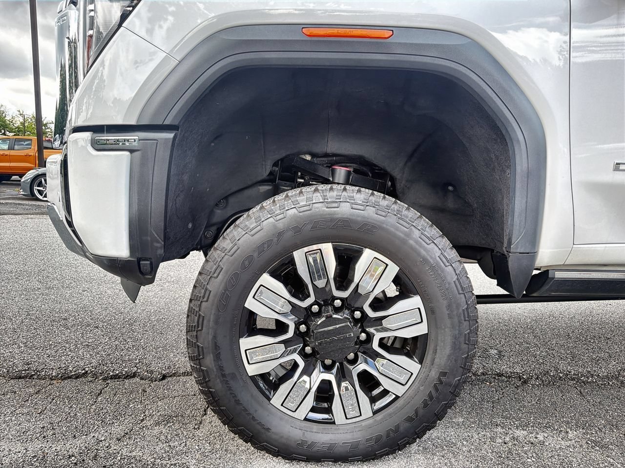 Used 2024 White Frost Tricoat GMC Denali image 28