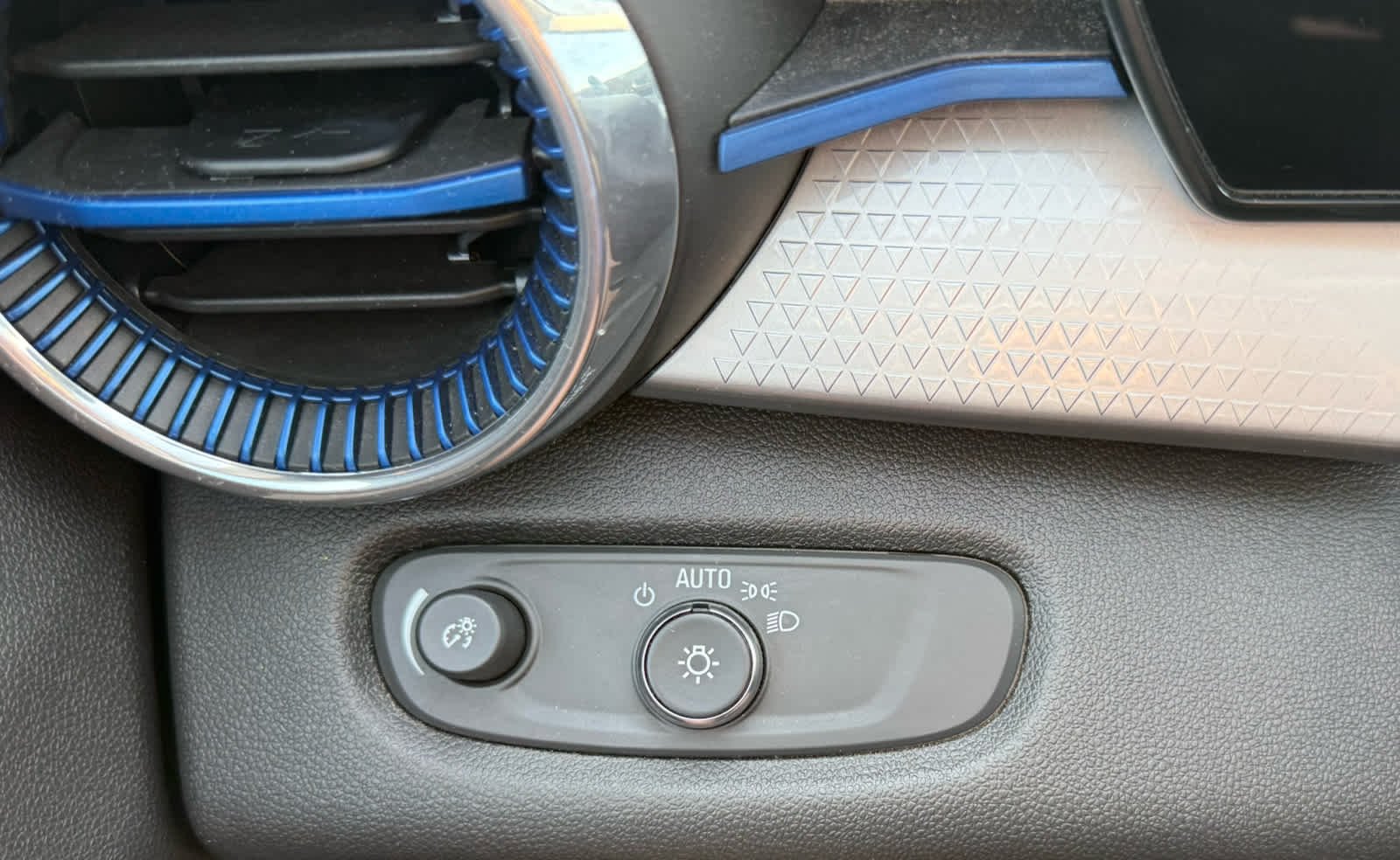 Used 2025 Sterling Gray Metallic Chevrolet LT image 22