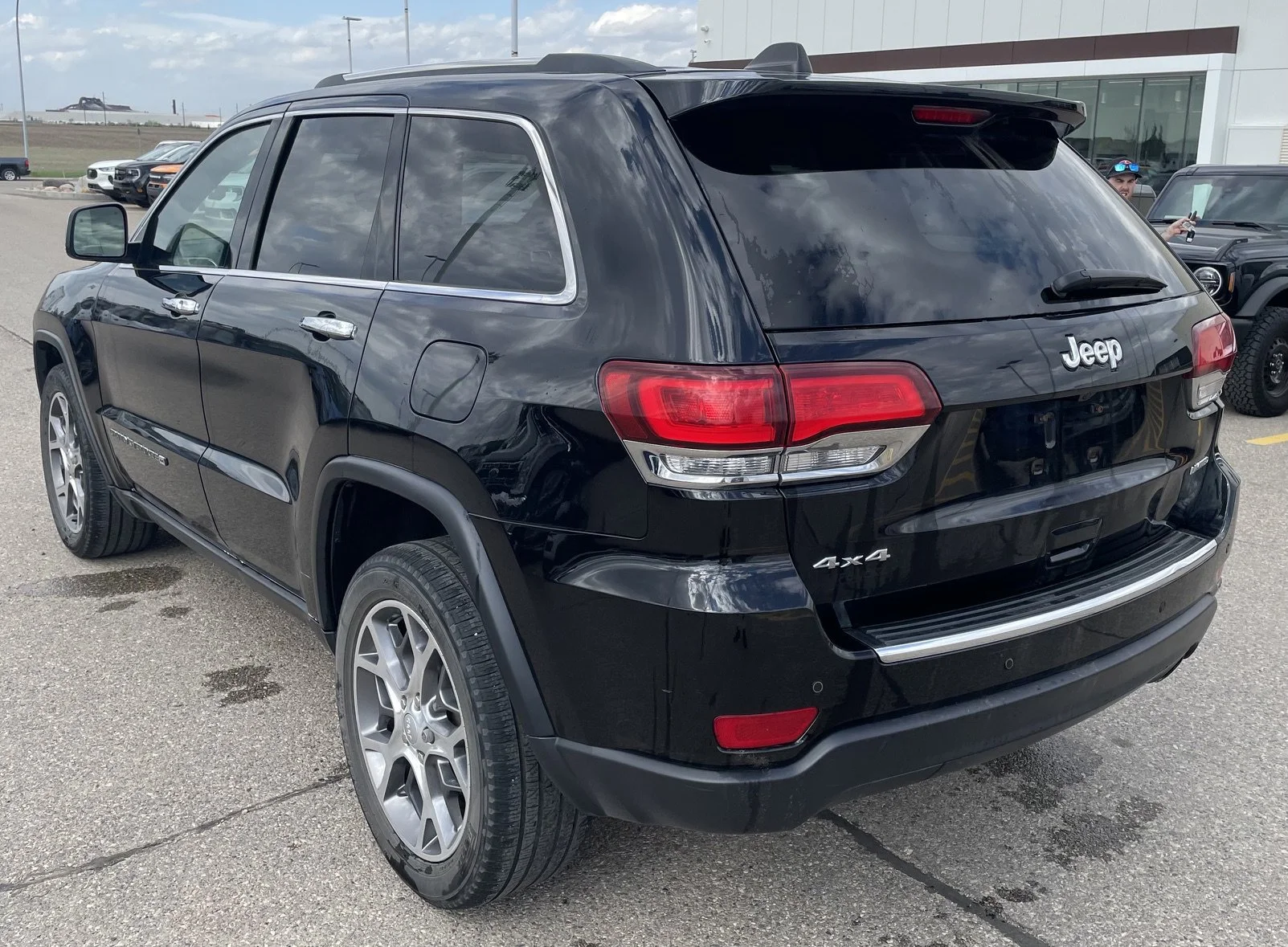 Used 2022 Diamond Black Crystal Pearlcoat Jeep LIMITED **New Arrival** image 3