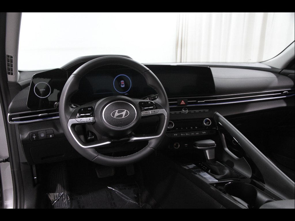 2025 Hyundai Elantra Limited - Photo 6