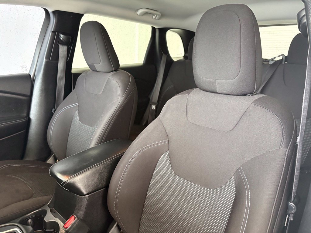 Used 2020 White Jeep Latitude image 27