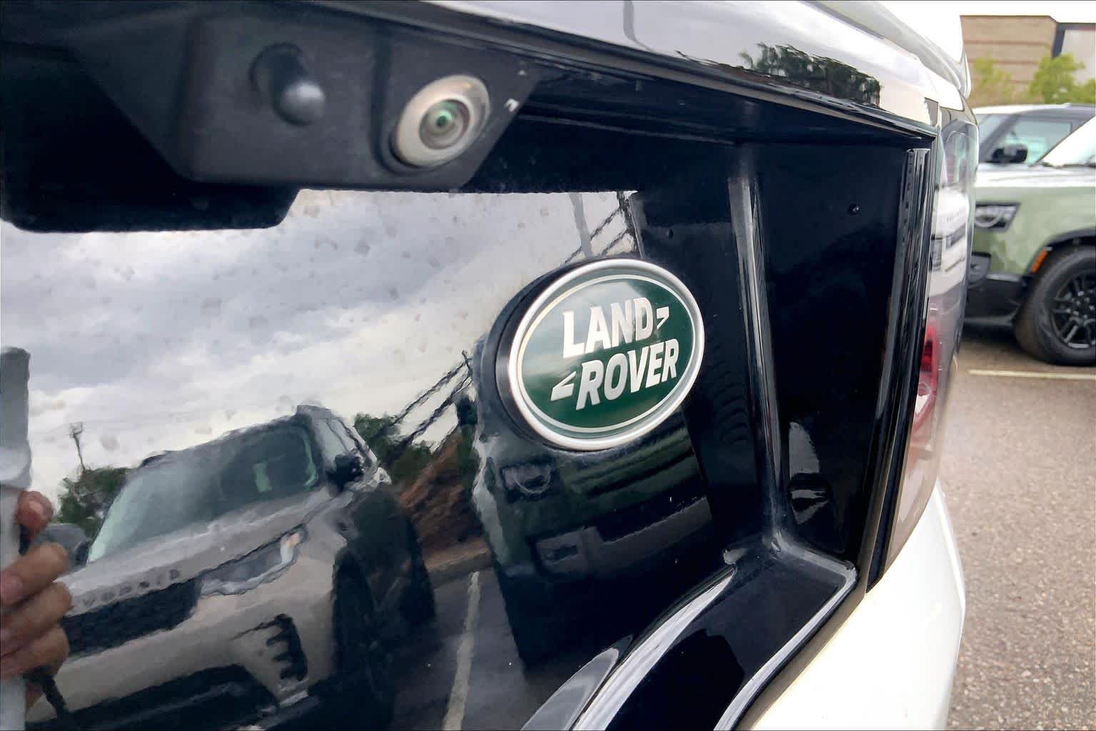 Used 2021 Fuji White Land Rover S R-Dynamic image 9