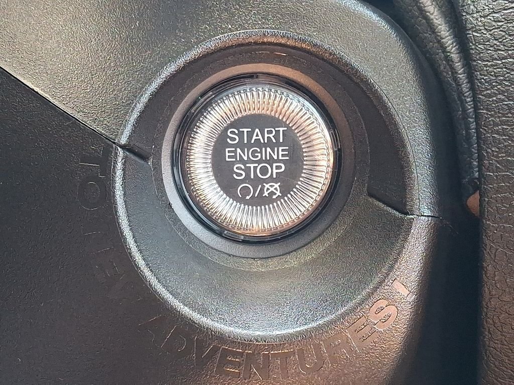 Used 2023 White Jeep Latitude image 22