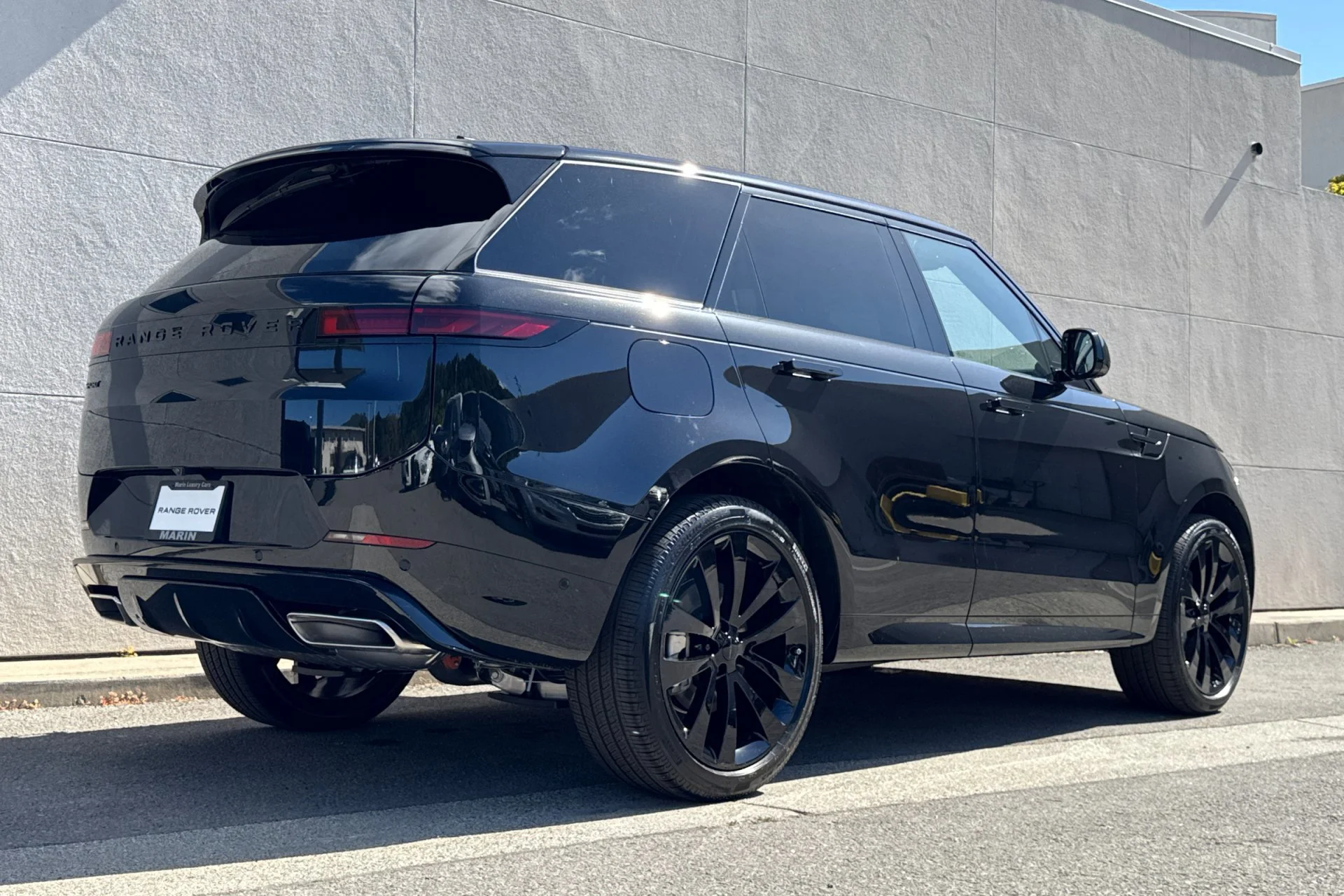 New 2026 Santorini Black Land Rover Dynamic SE image 2
