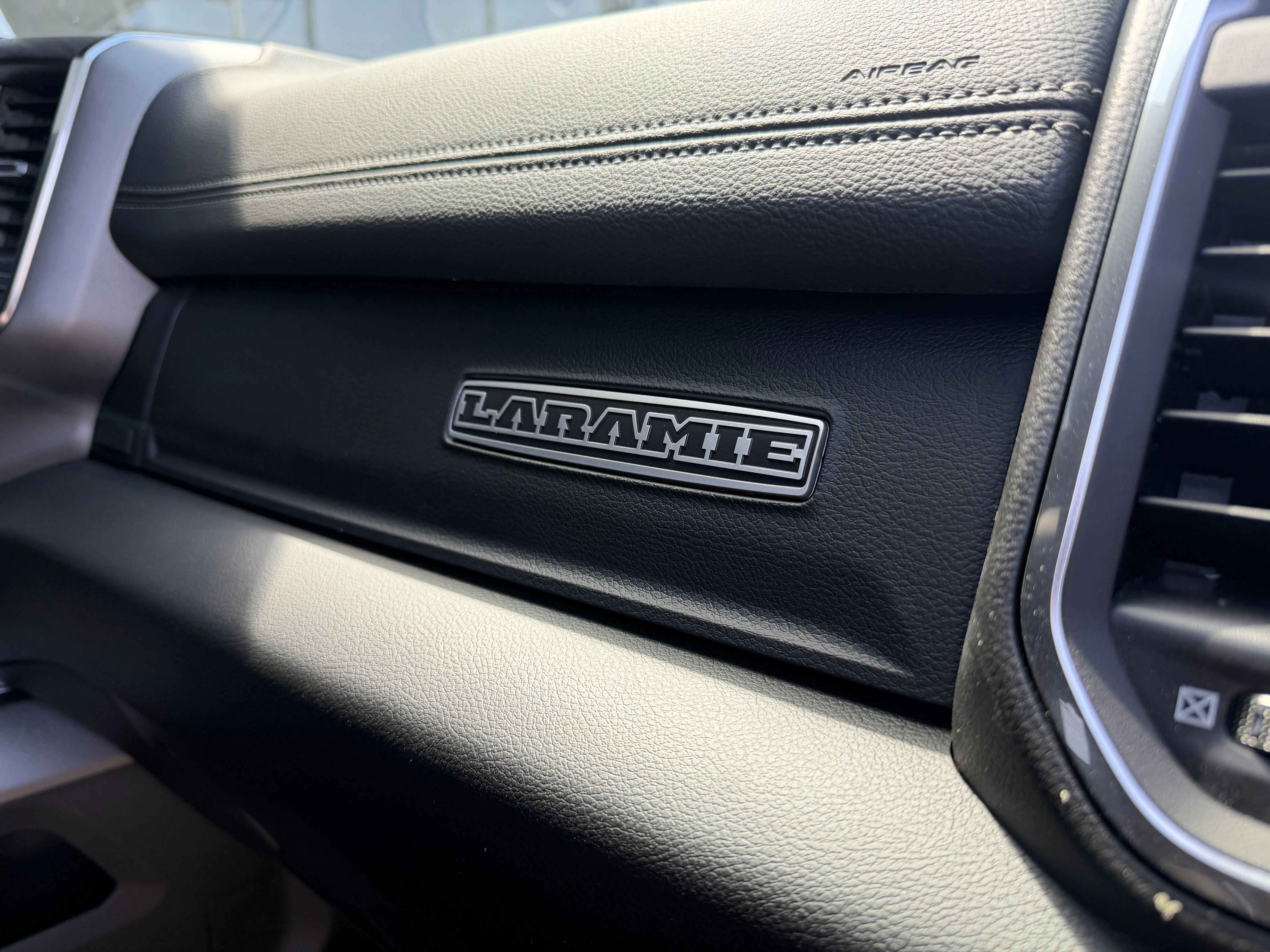 New 2026 Diamond Black Crystal Pearl-Coat Exterior Paint RAM Laramie image 24