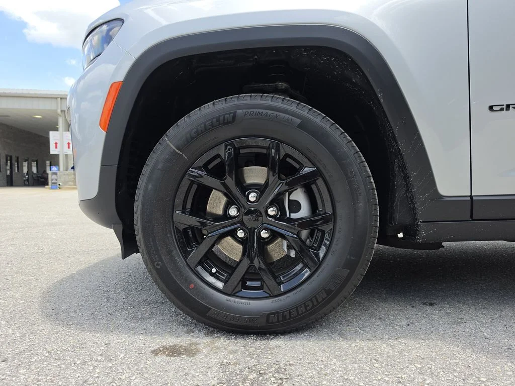 New 2026 Silver Zynith Exterior Paint Jeep Altitude image 32