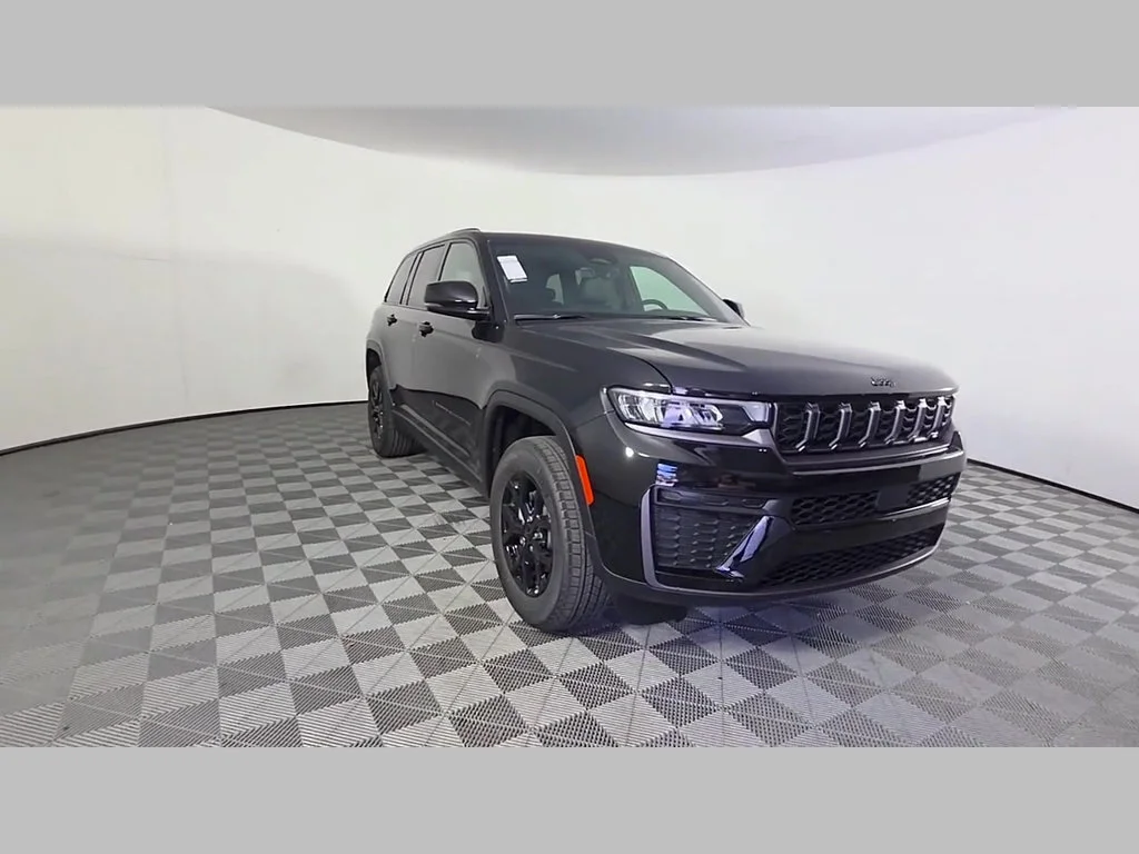 New 2026 Diamond Black Crystal Pearl-Coat Exterior Paint Jeep Laredo Altitude image 37