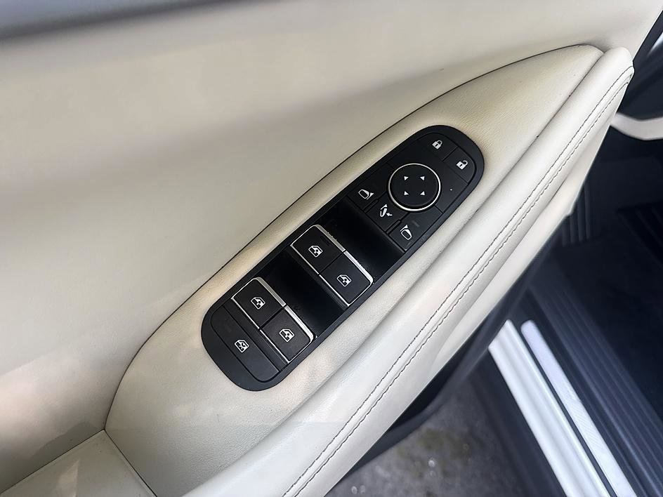 Used 2025 Glacier White INFINITI PURE image 10