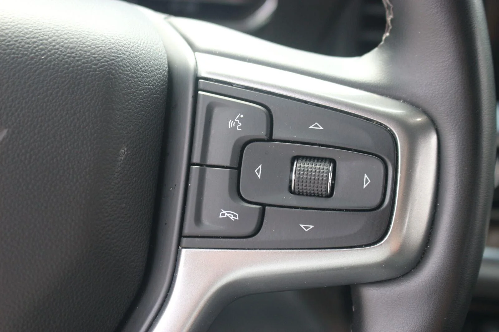 Used 2025 Cypress Gray Chevrolet LT image 24