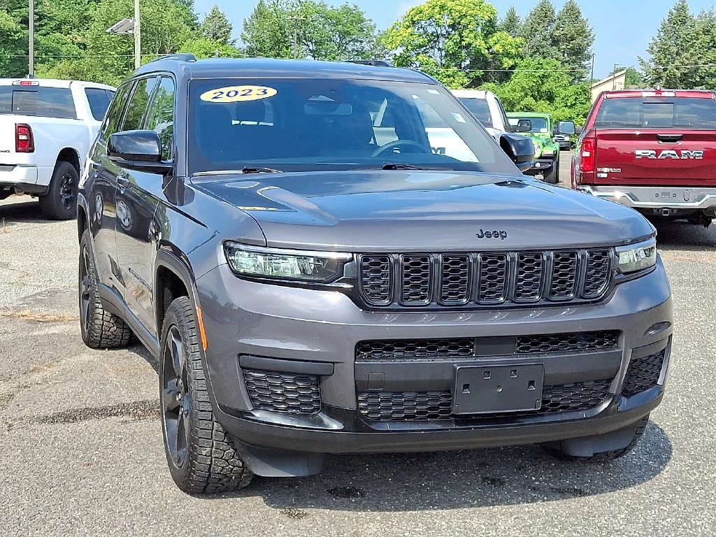 Used 2023 Gray Jeep Altitude 4x4 image 2