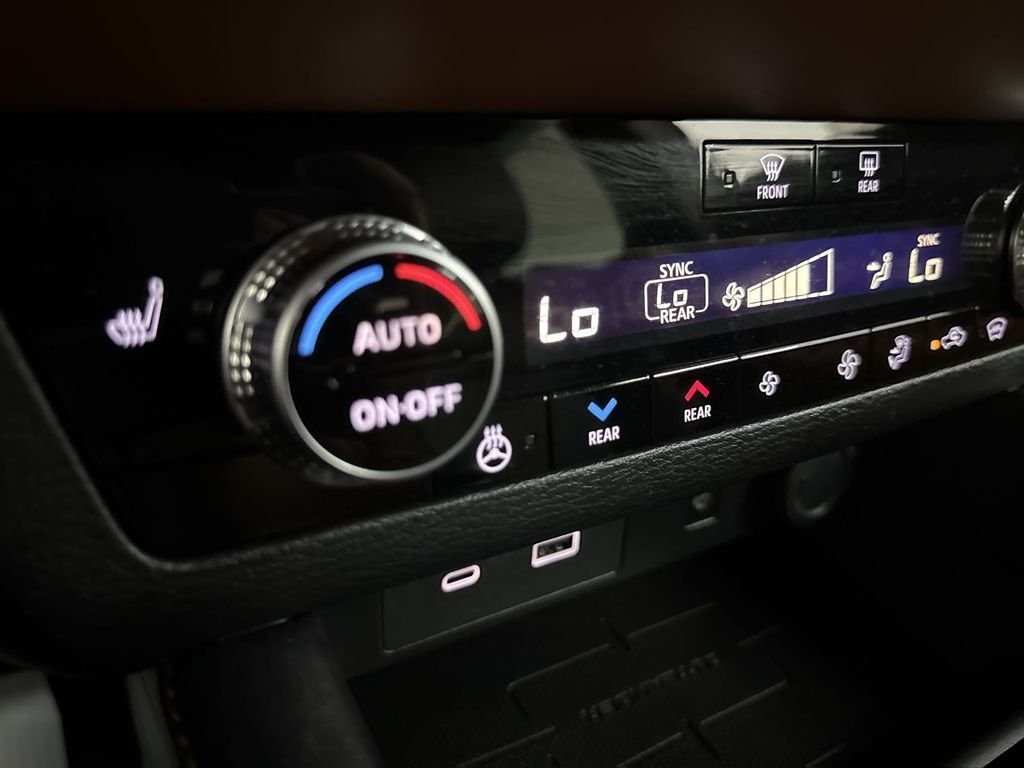 Used 2024  Mitsubishi SEL image 31