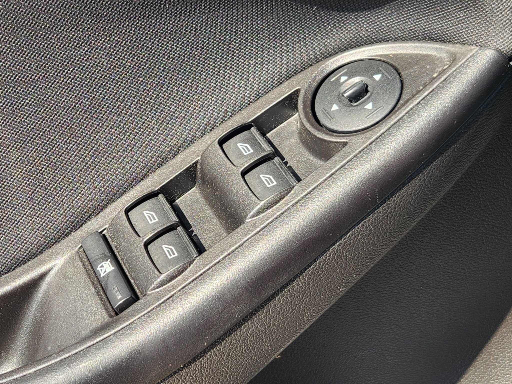Used 2018 White Gold Metallic Ford SE image 23