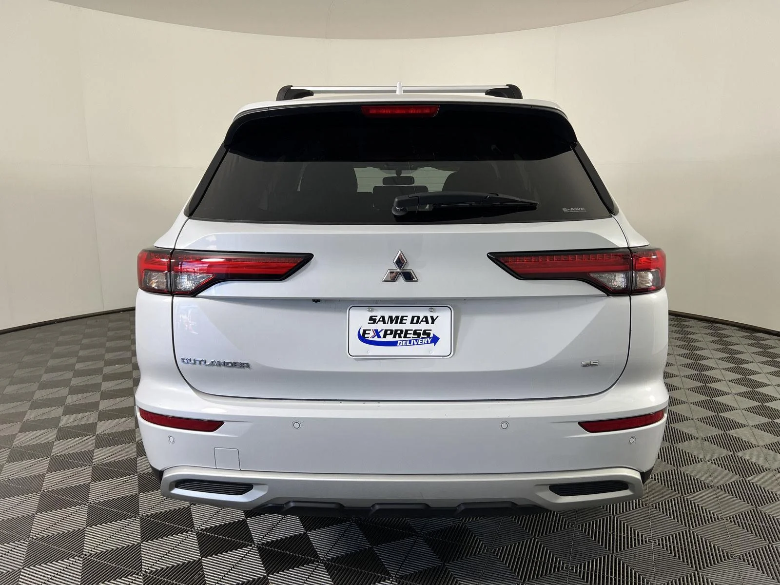 Used 2023 White Diamond Mitsubishi SE image 6