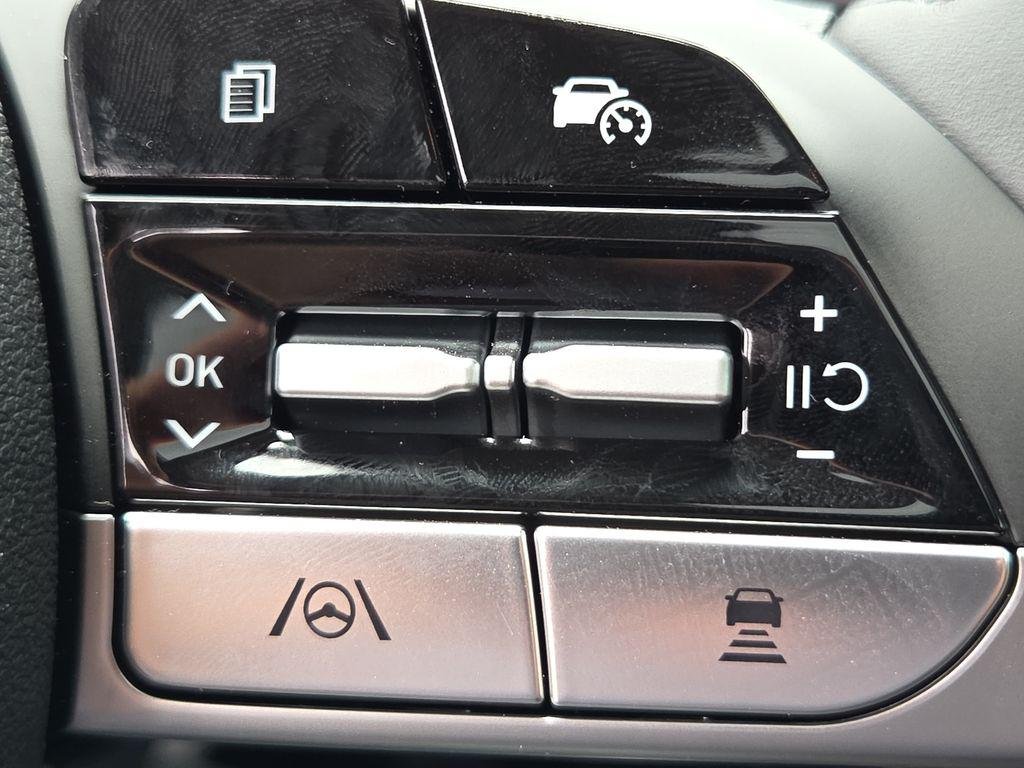2025 Hyundai Elantra Limited - Photo 23