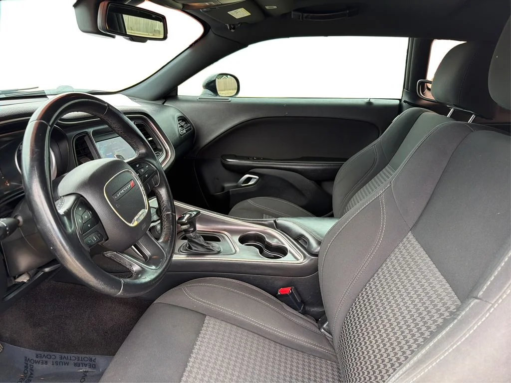 Used 2018 Pitch Black Clearcoat Dodge SXT image 10