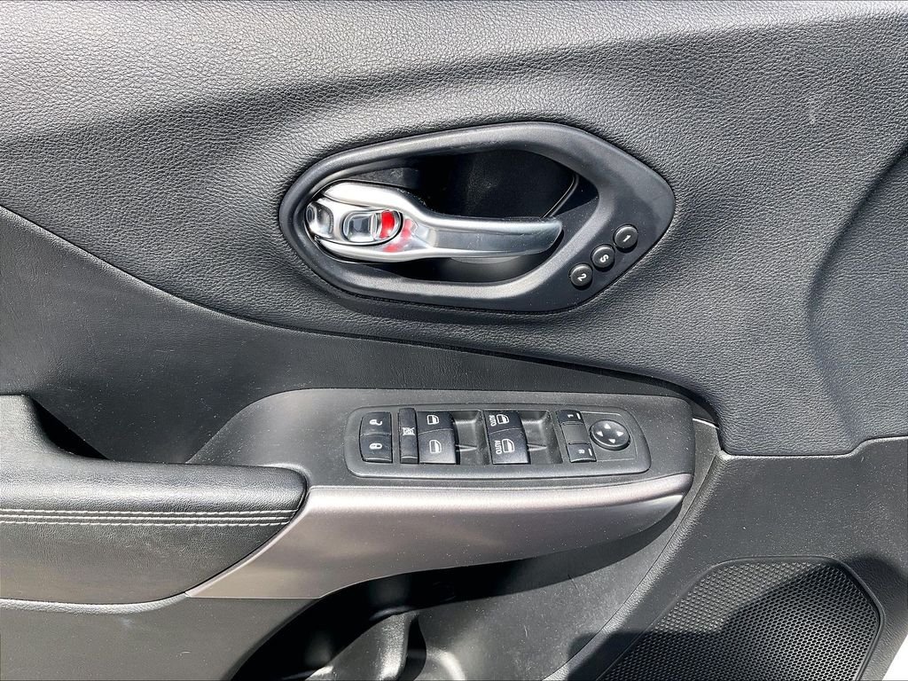 Used 2019 Bright White Clearcoat Jeep Limited image 37