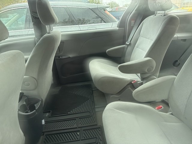 2016 Toyota Sienna L photo 3