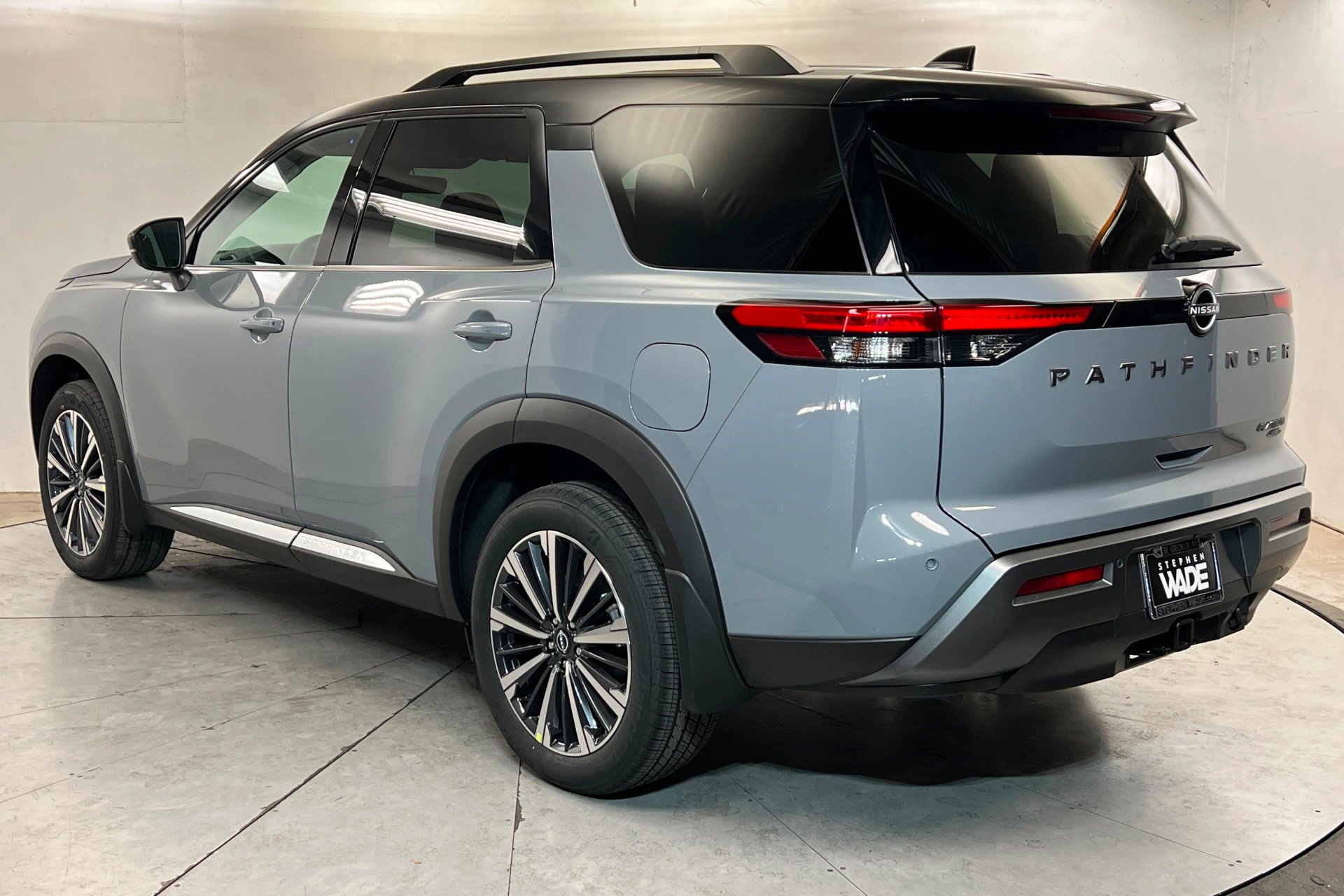 New 2026 Boulder Gray Pearl / Super Black Two-tone Nissan Platinum image 3