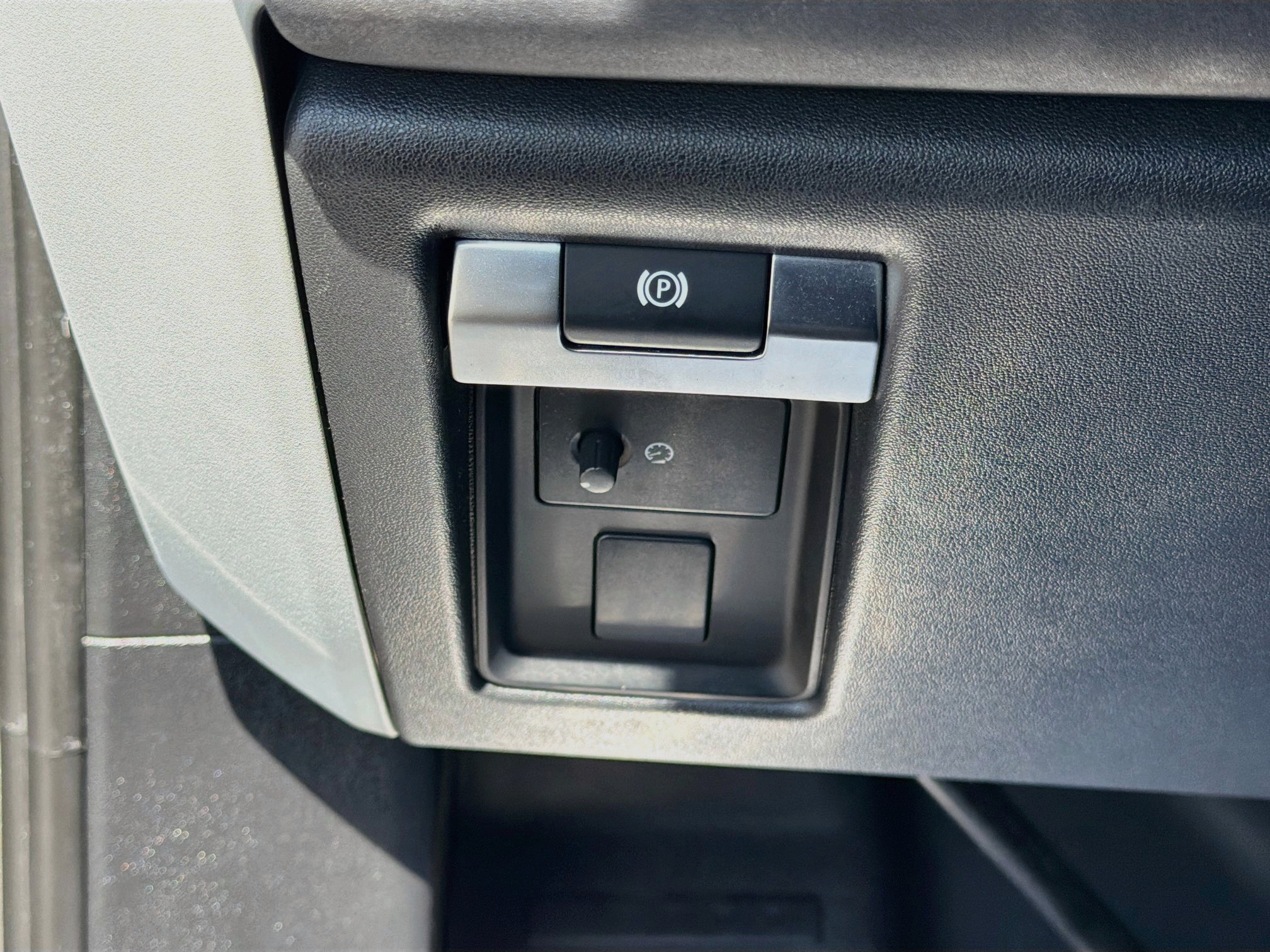 Used 2023 Silicon Silver Premium Metallic Land Rover SE image 36