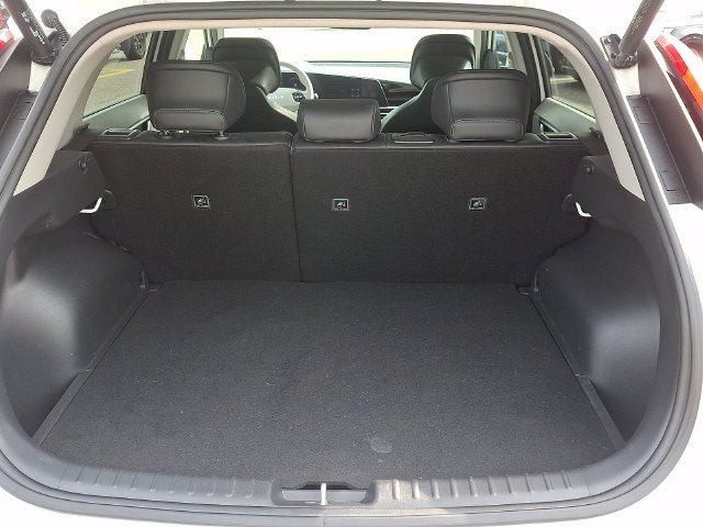 Used 2023 White Kia Wave image 30