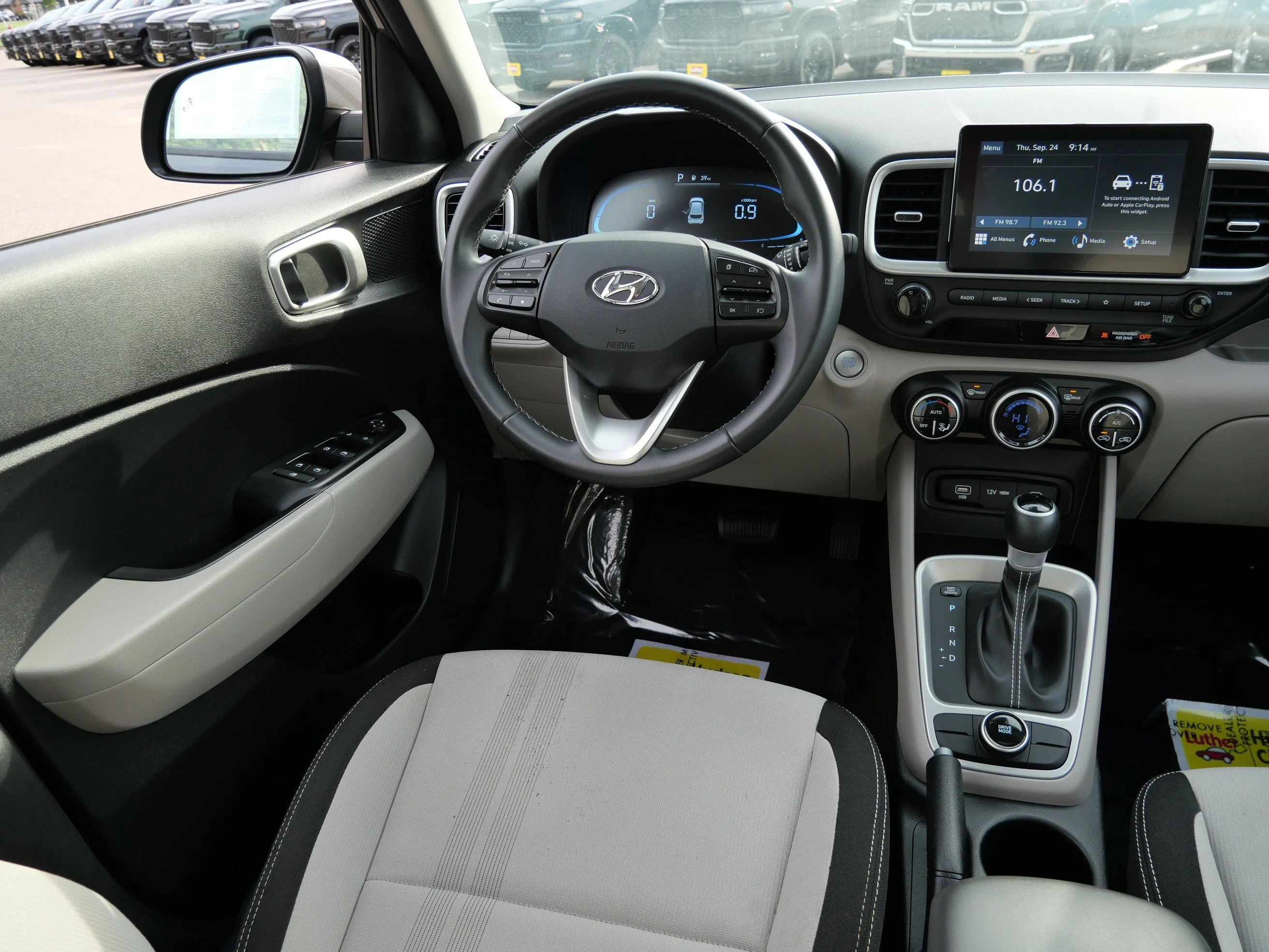 2025 Hyundai Venue SEL - Photo 9