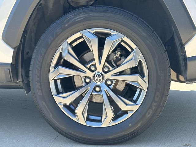 Used 2022 Silver Toyota XLE Premium image 9