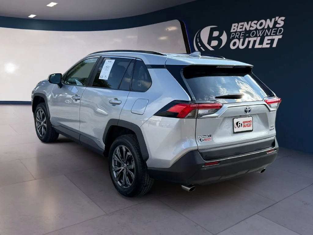 Used 2022 Silver Toyota XLE Premium image 3