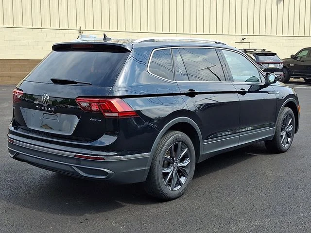 Used 2022 Black Volkswagen 2.0T SE image 2