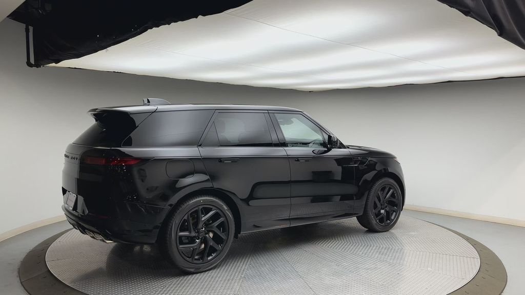 New 2026 Santorini Black LAND ROVER Dynamic SE image 2