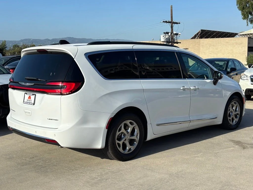 Used 2023 Bright White Clearcoat Chrysler Limited image 3
