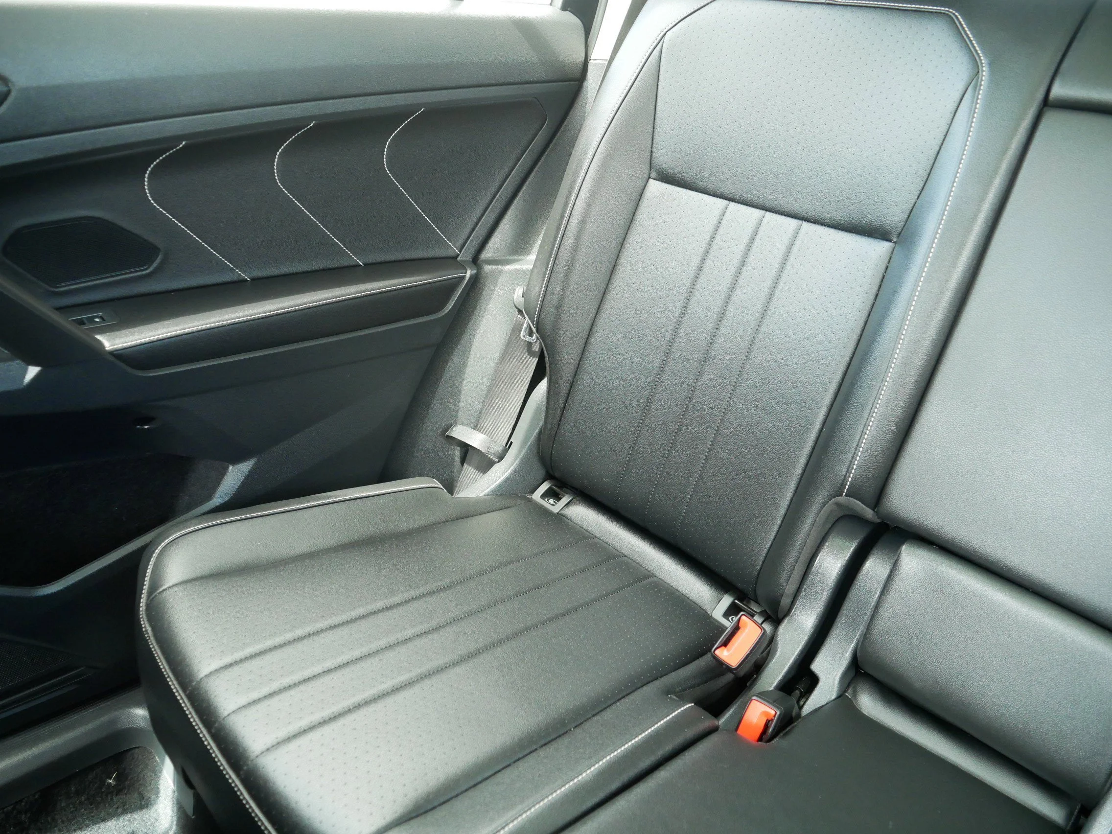 Used 2022 Deep Black Pearl Volkswagen SE image 12