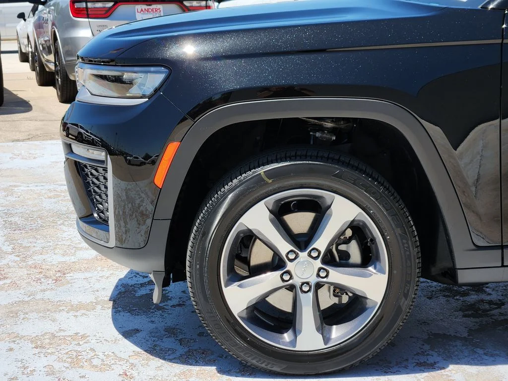 New 2026 Diamond Black Crystal Pearlcoat Jeep Limited image 5