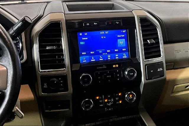 Certified Used 2018 White Platinum Clearcoat Metallic Ford Lariat image 31