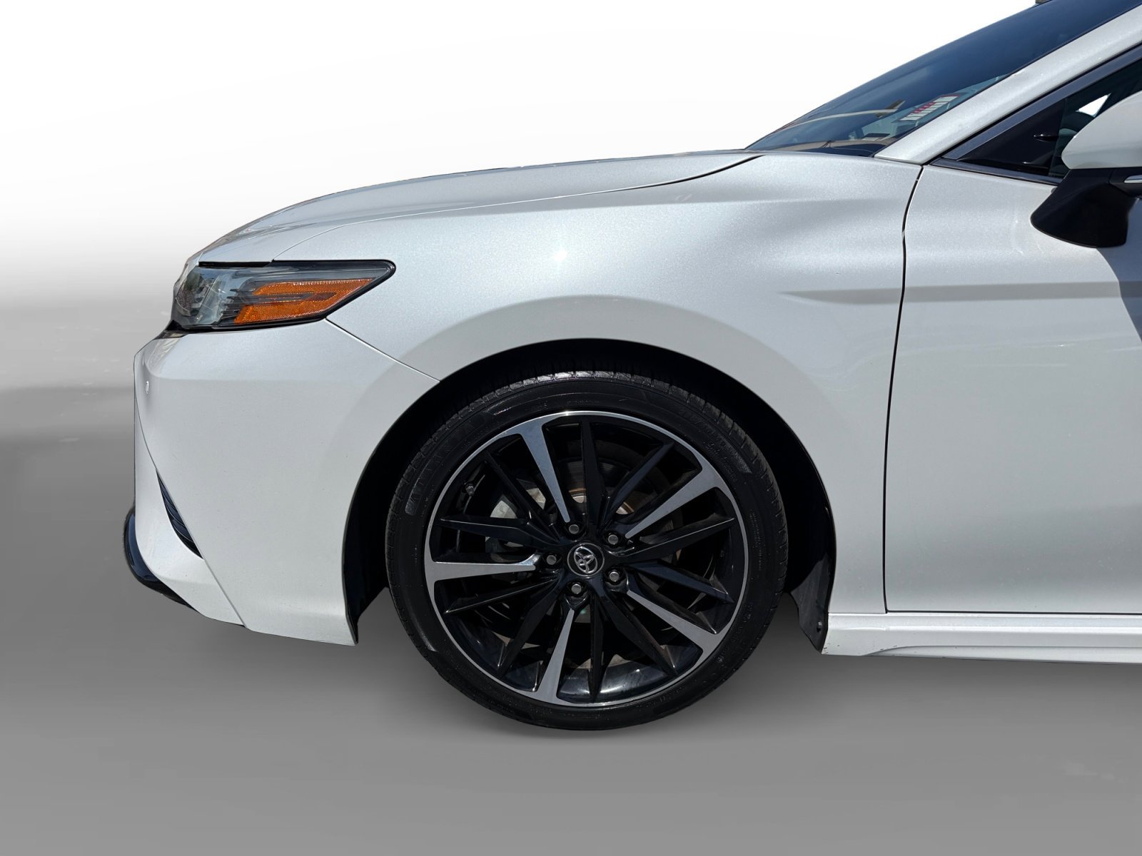 Used 2018 Pearl Toyota XSE V6 image 9