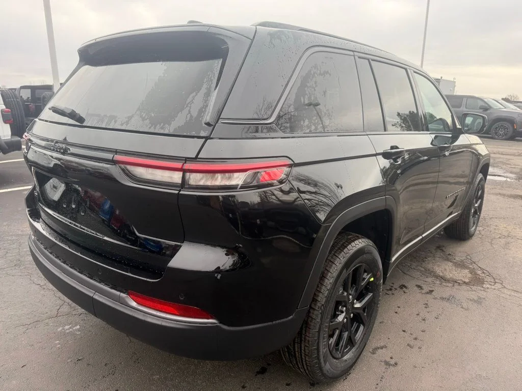 New 2026 Diamond Black Crystal Pearl-Coat Exterior Paint Jeep Altitude image 3