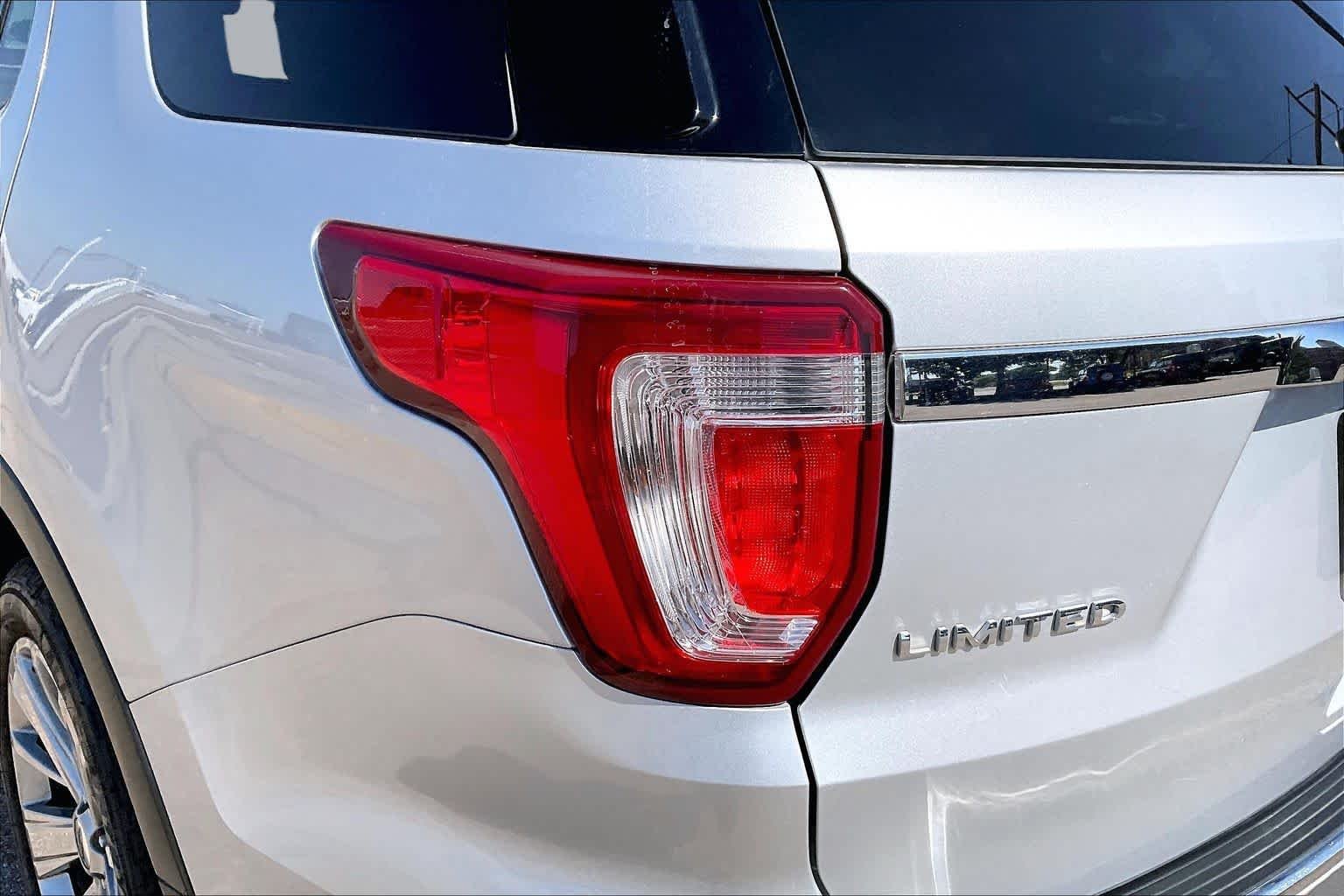 Used 2018 Ingot Silver Metallic Ford Limited image 27