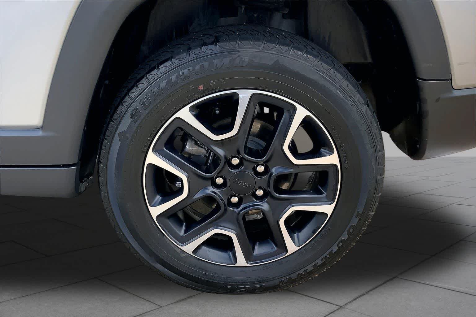 Used 2021 Billet Silver Metallic Clearcoat Jeep Trailhawk image 11