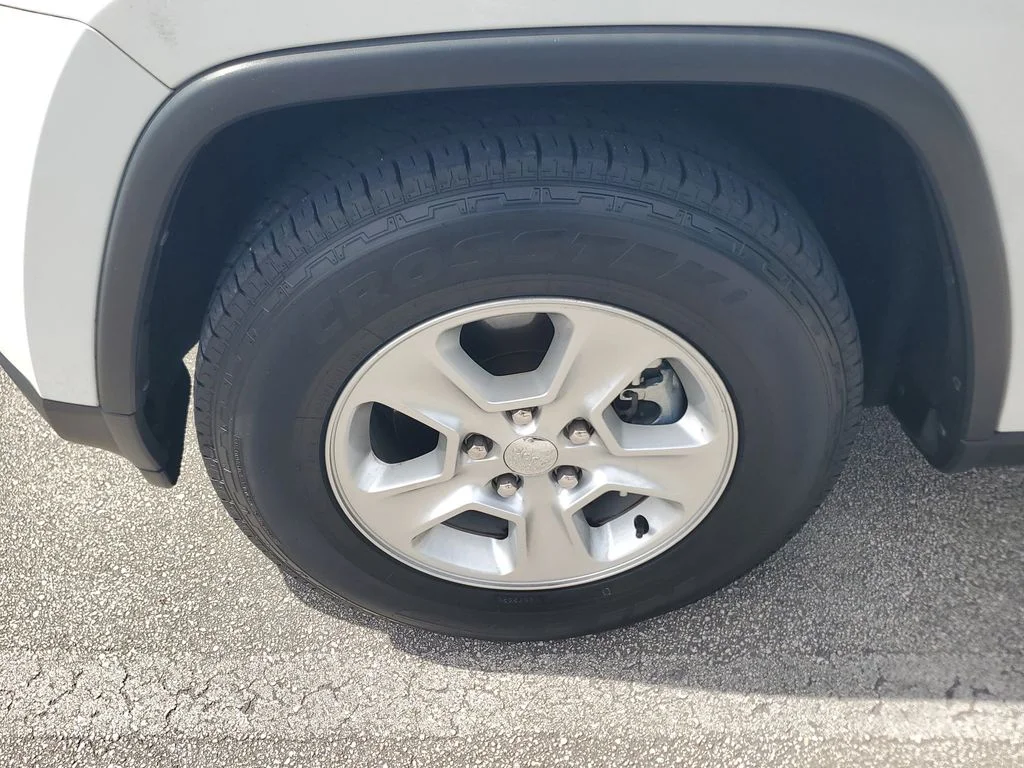 Used 2016 White/off-white Jeep Laredo image 4