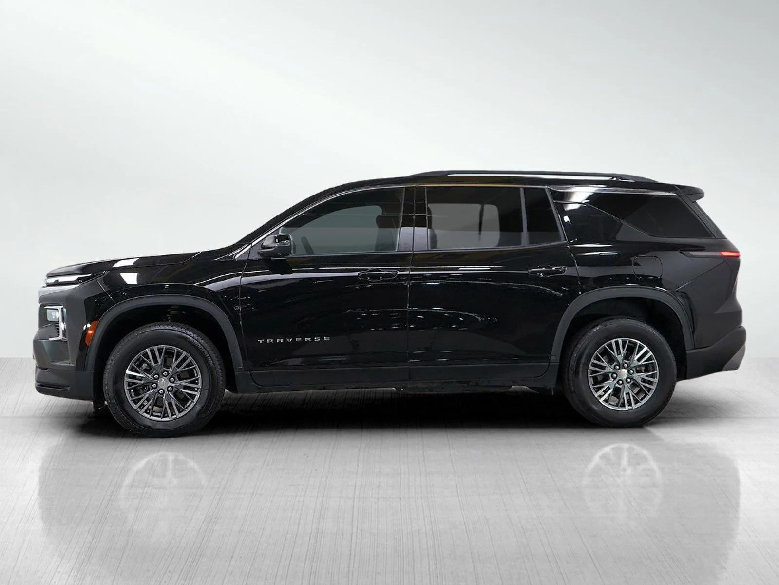 Used 2024 Chevrolet Traverse 2LT with VIN 1GNEVGKS2RJ230894 for sale in Wayzata, Minnesota