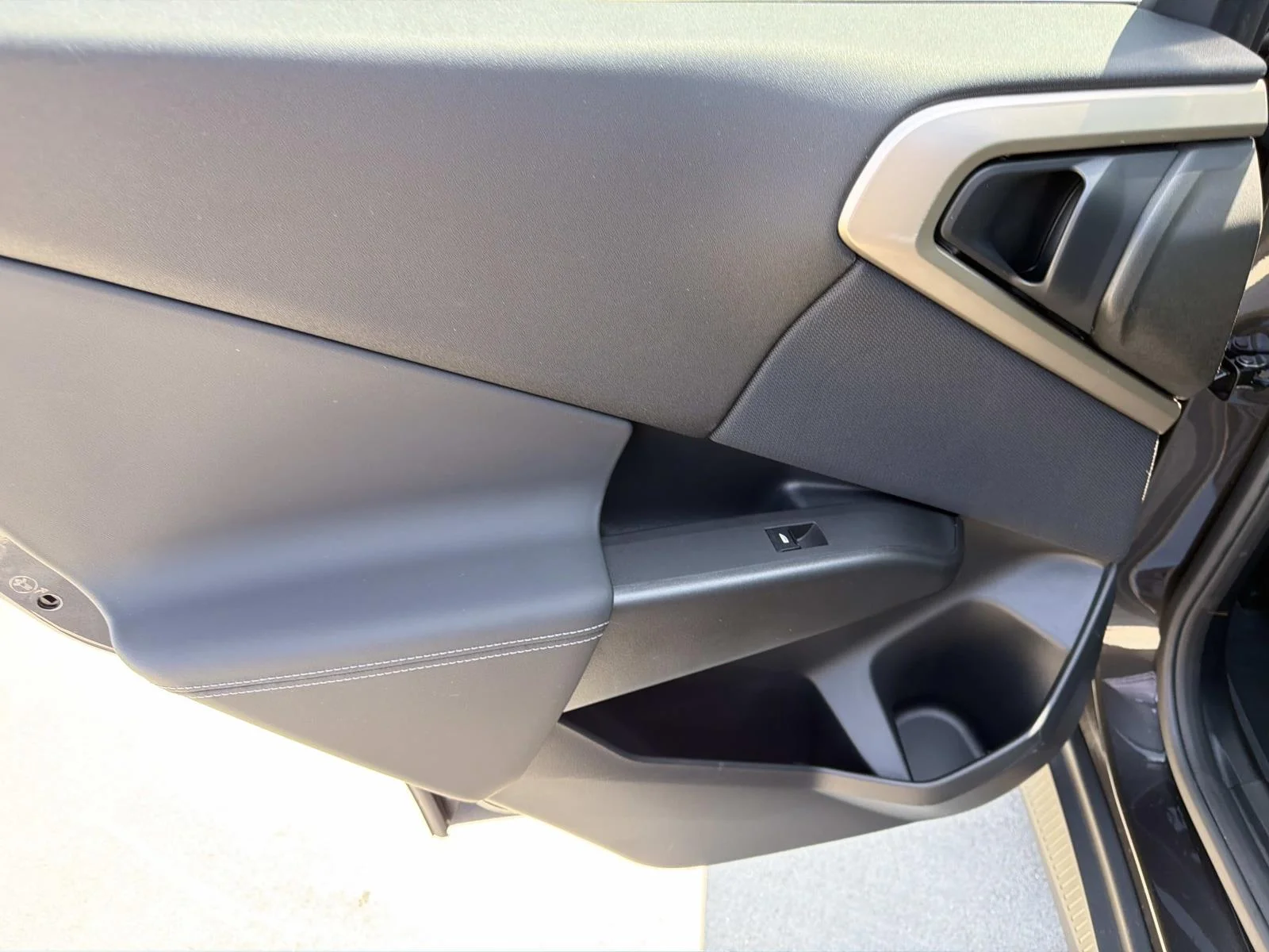 Used 2025 Dark Graphite Metallic BMW 30 xDrive Sports Activity Vehicle image 9