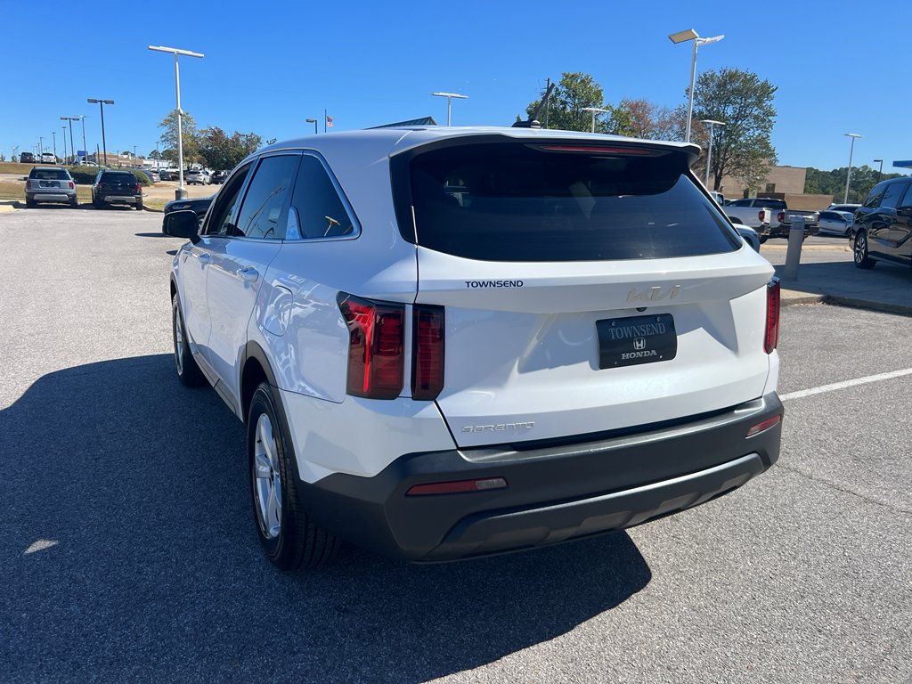 2023 Kia Sorento LX photo 4