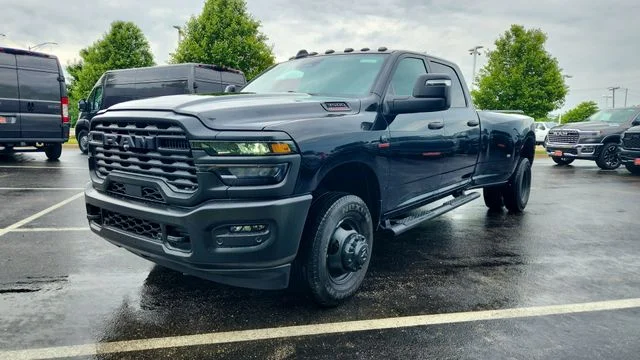 New 2026 Diamond Black Crystal Pearl-Coat Exterior Paint RAM Tradesman image 9