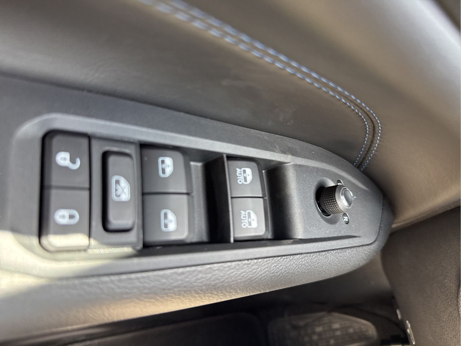 New 2026 Bright White Clearcoat Jeep Latitude image 38