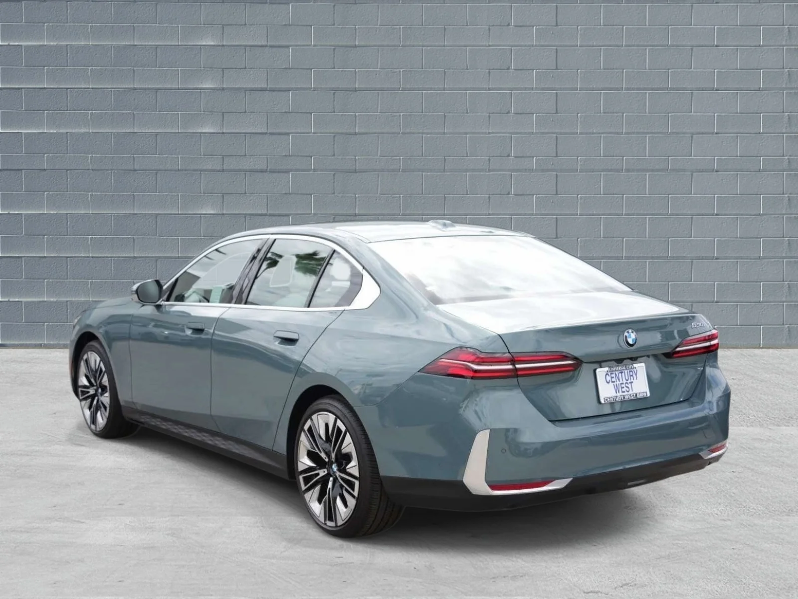 Used 2026 Cape York Green Metallic BMW 530i Sedan image 2