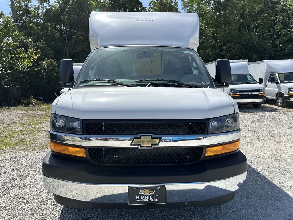 New 2025 Summit White Chevrolet 1WT image 11