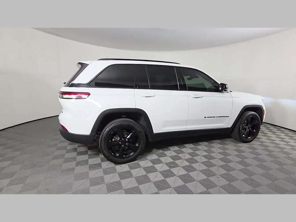Used 2025 Bright White Clearcoat Jeep Limited image 37